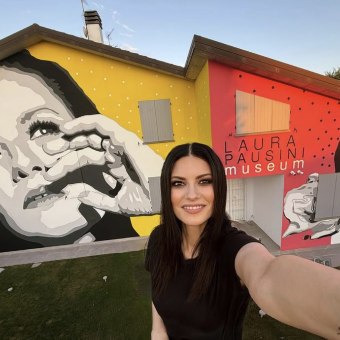 “Un museo? Ma non sono ancora morta! Vi aspetto nella mia Romagna, nella mia casa, tra le nostre cose”: un viaggio nella storia di Laura Pausini