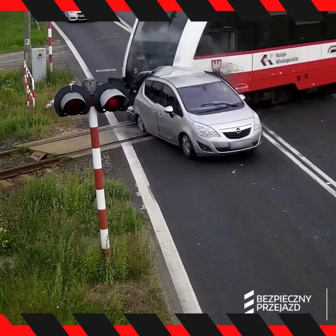 Non si accorge del passaggio a livello chiuso, automobilista travolto dal treno: il video della tragedia sfiorata