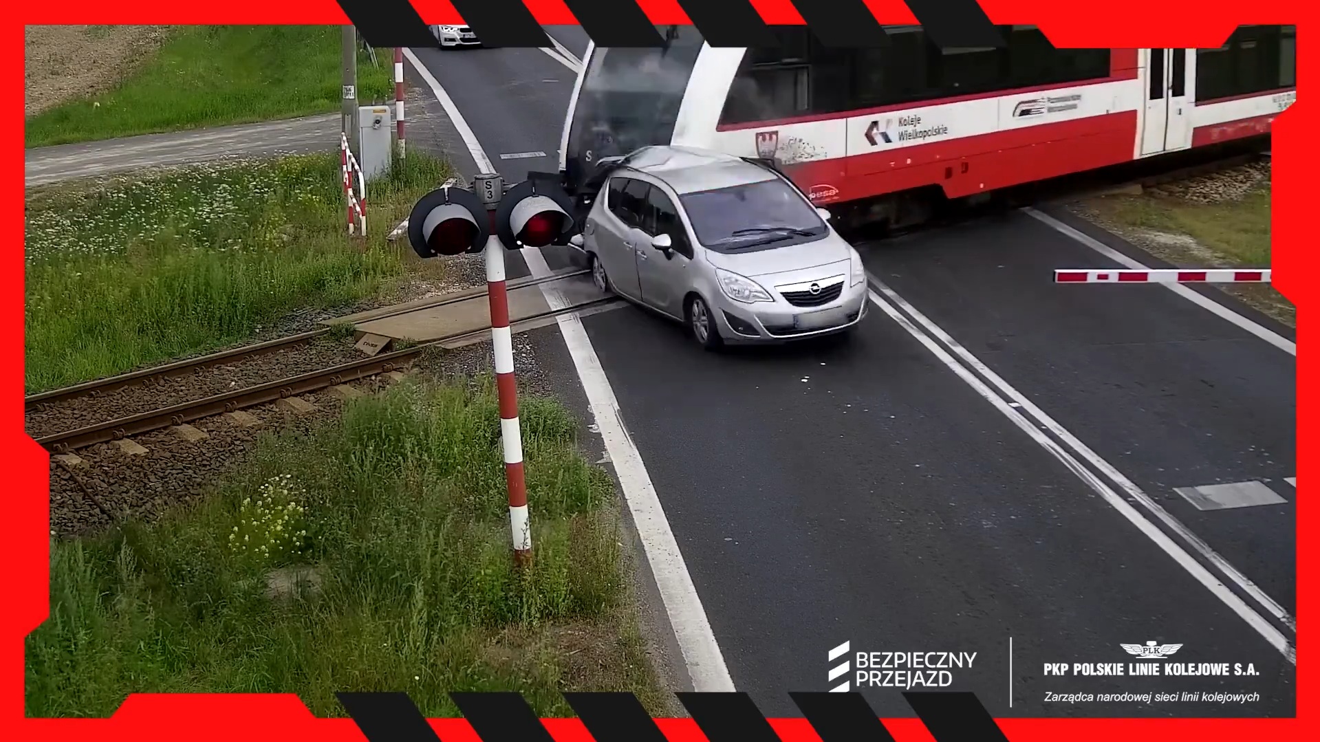 Non si accorge del passaggio a livello chiuso, automobilista travolto dal treno: il video della tragedia sfiorata Non si accorge del passaggio a livello chiuso, automobilista travolto dal treno: il video della tragedia sfiorata