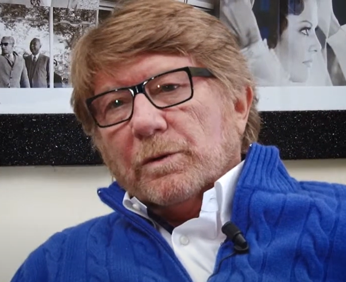“Uno mi ha messo le mani al collo e ha stretto forte, poi mi hanno colpito al costato. Ma li ho spiazzati”: Gianni Bozzacchi racconta la lotta con due ladri sul pianerottolo di casa