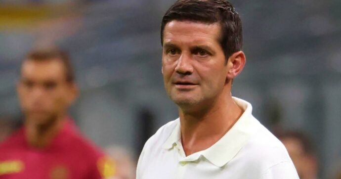 “Siamo leziosi. Basta specchiarsi, bisogna giocare verticale. Ma anni di abitudini non si cancellano in una settimana”: Chivu chiede all’Inter di dimenticarsi di Inzaghi