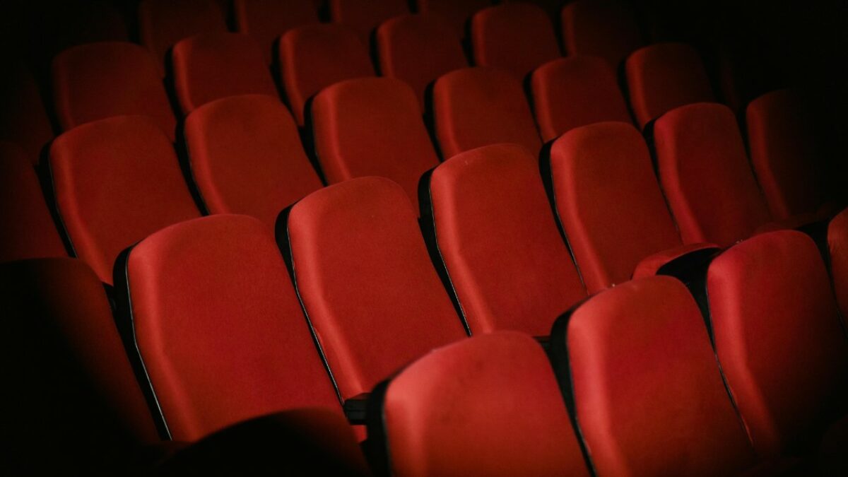 “Mio marito è morto d’infarto davanti a un cinema porno dove andava e si travestiva da donna. Il cassiere mi ha ridato i vestiti che teneva lì dentro”: la storia a I Lunatici di Radio2