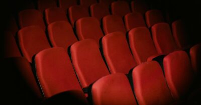 Copertina di “Ogni tanto i cani in sala bisticciano ma non abbiamo mai dovuto dividerli. È già abbastanza avere a che fare con gli umani”: è boom di cinema dog friendly