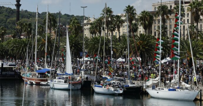 La Global Sumud Flotilla è ripartita da Barcellona alla volta di Gaza. Era rientrata temporaneamente in porto a causa del maltempo