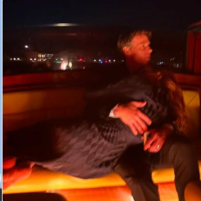 “È il momento più romantico del Festival”: la foto di Julia Roberts in braccio al marito Danny Moder a Venezia è virale