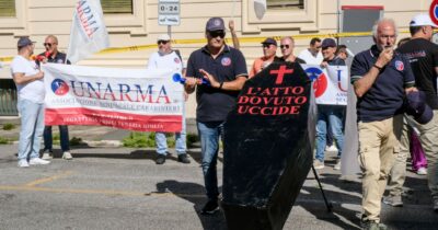 Copertina di Roma, carabinieri in piazza davanti  al Comando Arma