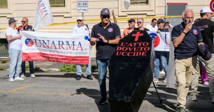 Roma, carabinieri in piazza davanti  al Comando Arma