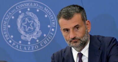 Copertina di Puglia, adesso Emiliano offre il  passo di lato: Decaro tratta con Vendola sulla corsa