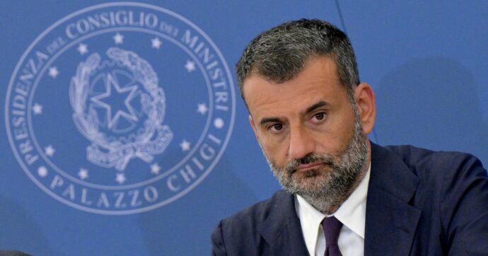 Puglia, adesso Emiliano offre il  passo di lato: Decaro tratta con Vendola sulla corsa