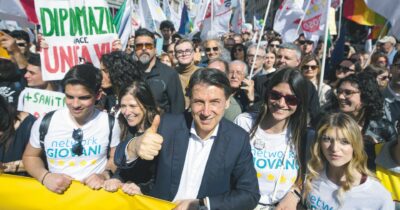 Copertina di Conte, la bella estate: via i totem, accordi ovunque (e il Pd litiga)