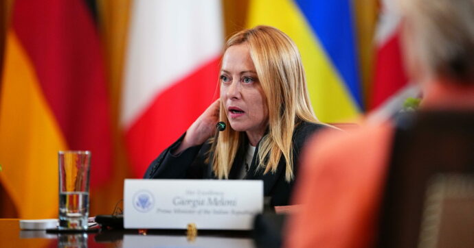 Ucraina, Meloni non andrà al vertice dei volenterosi di Macron. Accordo con Merz per collegarsi da remoto