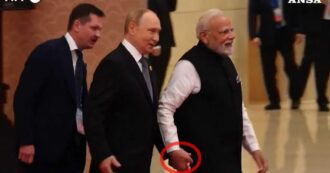 Copertina di Putin e Modi camminano tenendosi per mano prima dell’avvio del vertice Sco in Cina – Video
