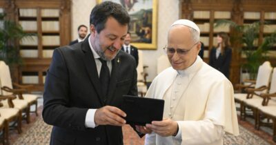 Copertina di Cosa è andato a fare Salvini dal Papa? In Vaticano nulla è casuale