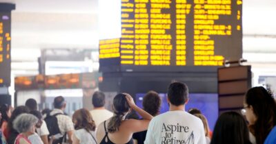Copertina di Donna vaga sui binari della stazione di Firenze: fino a un’ora di ritardi per i treni