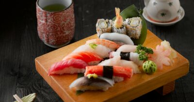 Copertina di Mangiano sushi e bevono vini pregiati, poi scappano senza pagare. Il ristoratore mette una taglia: “200 euro per chi ci aiuta a trovarli”