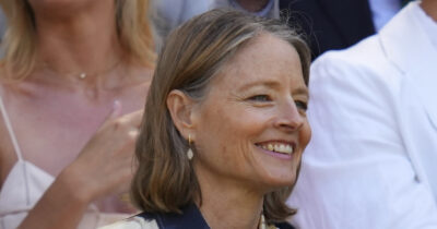Copertina di Jodie Foster si mostra senza trucco e senza tinta dopo essere stata la bionda per eccellenza di Hollywood: “Non avrei mai scelto di fare l’attrice”