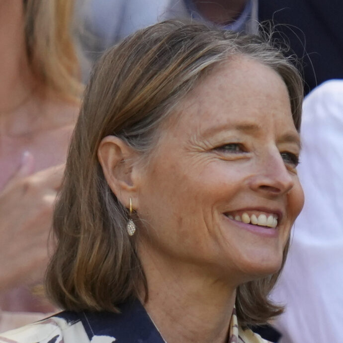Jodie Foster si mostra senza trucco e senza tinta dopo essere stata la bionda per eccellenza di Hollywood: “Non avrei mai scelto di fare l’attrice”