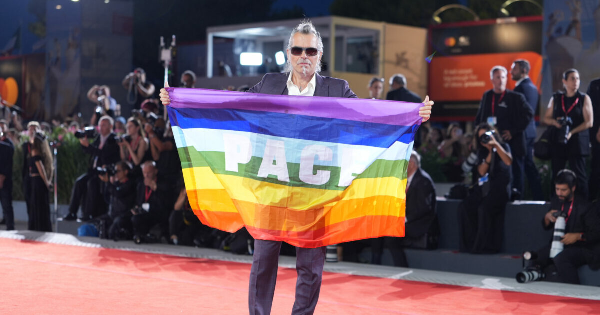 Venezia 2025, Piero Pelù parla forte e chiaro sventolando la bandiera della pace sul red carpet