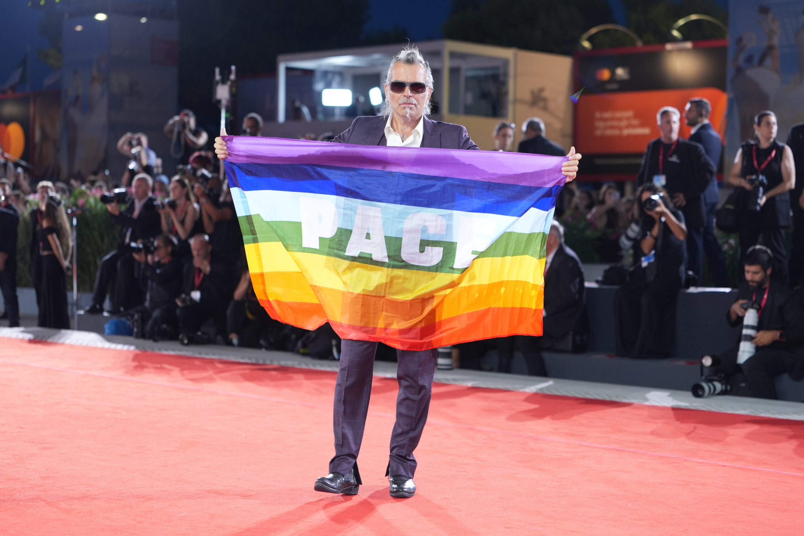 Venezia 2025, Piero Pelù parla forte e chiaro sventolando la bandiera della pace sul red carpet