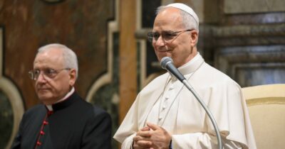 Copertina di Il giubileo delle associazioni Lgbt (senza benedizione della Santa Sede). Padre Martin: “Prevost ha la stessa apertura di Bergoglio”