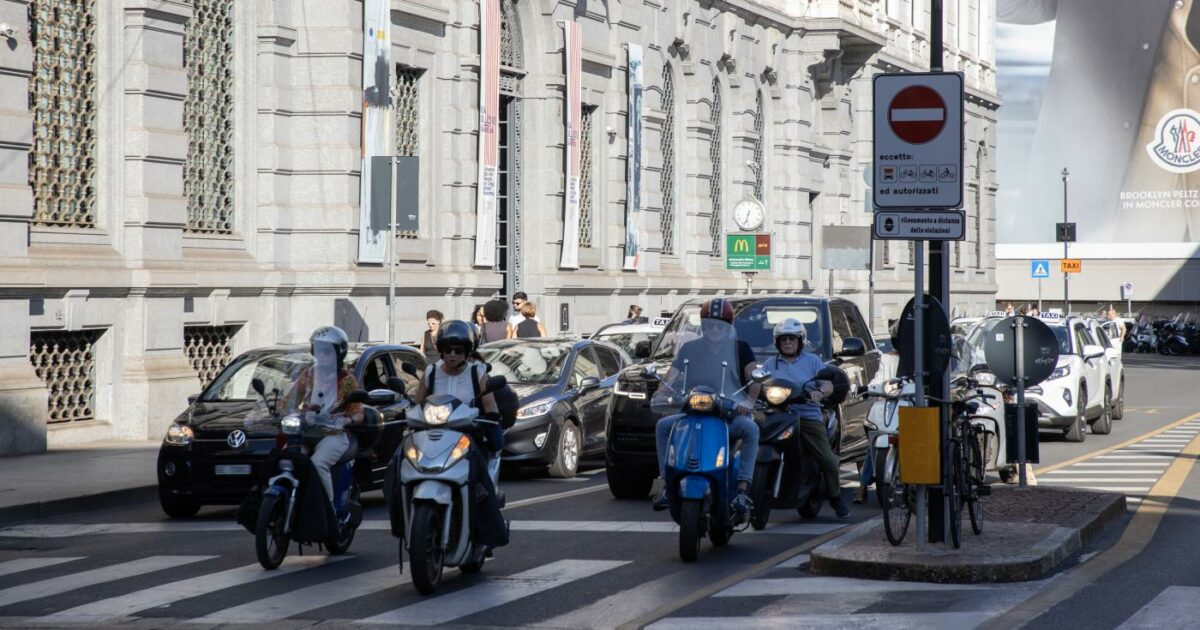 Traffico a Milano, la proposta del consigliere comunale: far pagare a tutti l’accesso ad Area B e Area C Traffico a Milano, la proposta del consigliere comunale: far pagare a tutti l’accesso ad Area B e Area C