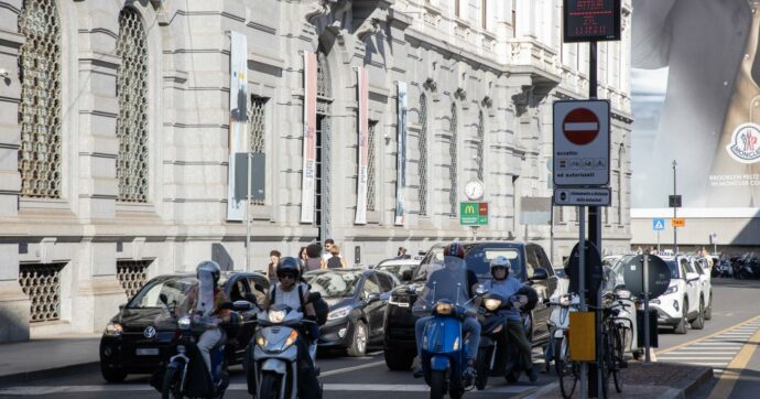 Traffico a Milano, la proposta del consigliere comunale: far pagare a tutti l’accesso ad Area B e Area C