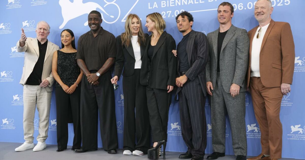 “A house of dynamite” a Venezia 2025: la paura di una nuova guerra nucleare nel thriller adrenalico di Kathryn Bigelow “A house of dynamite” a Venezia 2025: la paura di una nuova guerra nucleare nel thriller adrenalico di Kathryn Bigelow