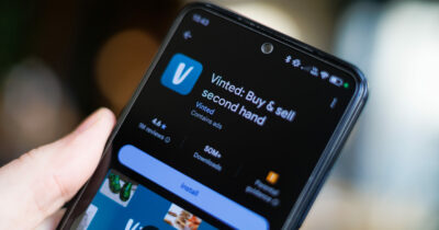 Copertina di “Dietro le foto di costumi, intimo e lingerie in vendita su Vinted si nascondono contenuti porno”: l’allarme sul “lato oscuro” della piattaforma di second hand