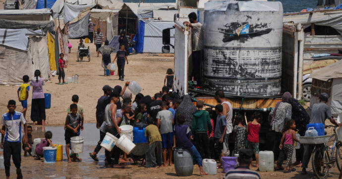 Copertina di Gaza, media: “Idf spara su persone in fila per l’acqua, 7 morti di cui 5 bambini”. Il Belgio pronto a riconoscere lo Stato di Palestina all’Onu