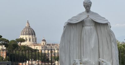Copertina di Ispirata a Food for Profit, la scultura che denuncia gli allevamenti intensivi fa il giro d’Europa