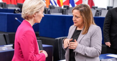 Copertina di Dazi al 15% sulle merci Ue, i socialisti dell’Europarlamento contro l’accordo con Trump. A rischio la strategia di von der Leyen