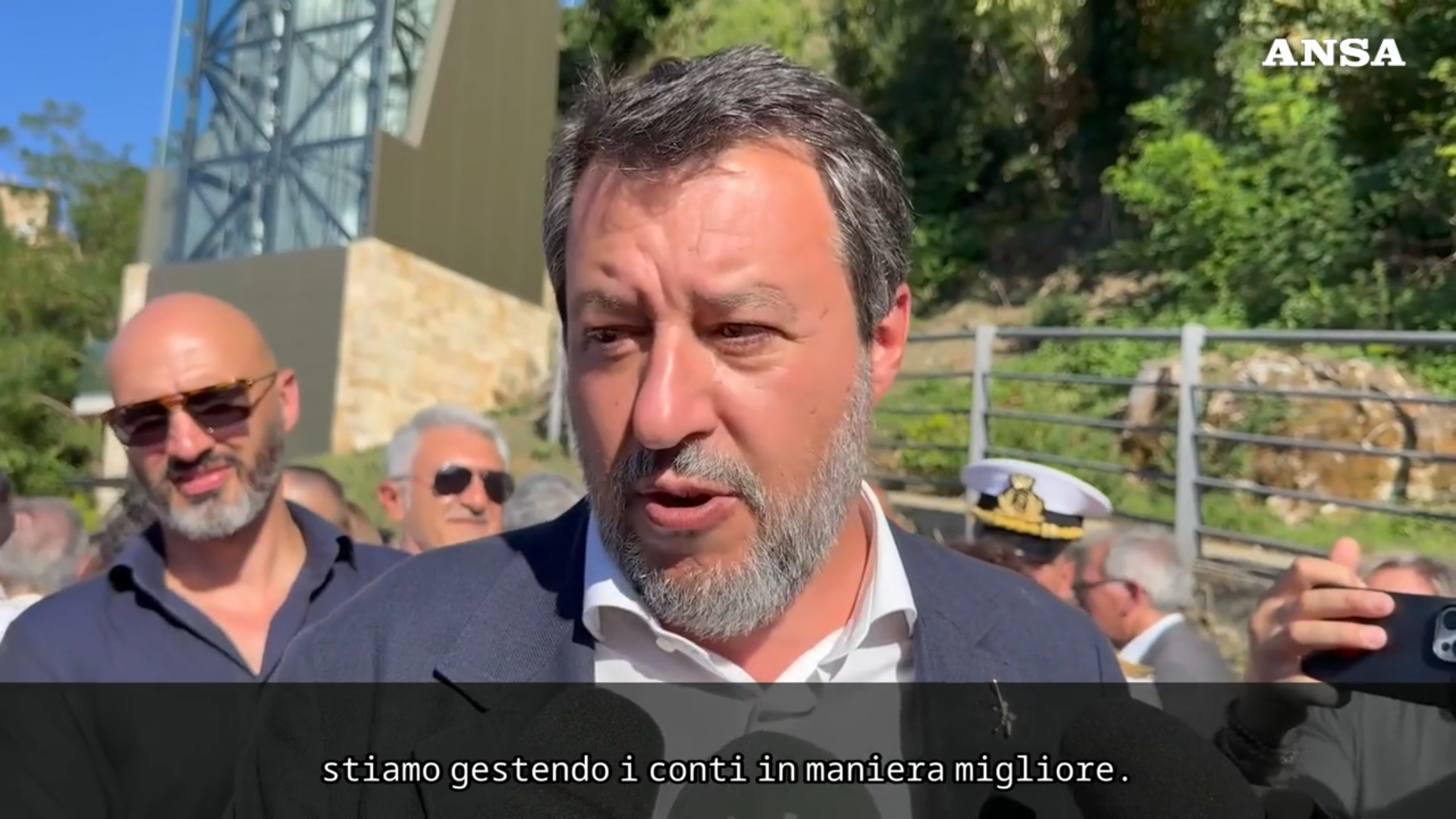 Salvini: “I francesi? Li vedo un po’ troppo nervosi, parlano troppo spesso di armi…” – Video Salvini: “I francesi? Li vedo un po’ troppo nervosi, parlano troppo spesso di armi…” – Video