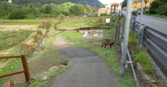 Copertina di Nubifragi in Liguria, esonda il torrente Lavagna: auto trascinate via. Una frana isola la frazione a Favale di Malvaro – Video