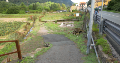 Copertina di Nubifragi in Liguria, esonda il torrente Lavagna: auto trascinate via. Una frana isola la frazione a Favale di Malvaro – Video