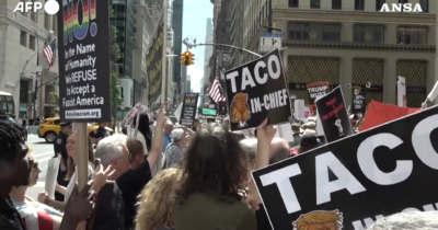 Copertina di Protesta contro Trump a New York: “Non protegge i lavoratori, non siamo soddisfatti delle sue politiche”
