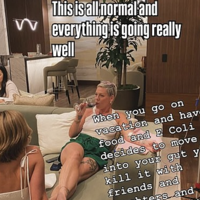 “Ho contratto l’Escherichia coli”: Pink annuncia di essere malata e condivide la foto con una flebo