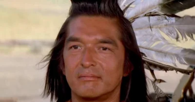 Copertina di È morto Graham Greene, in “Balla coi lupi” era il saggio sciamano Uccello Scalciante (Kicking Bird)