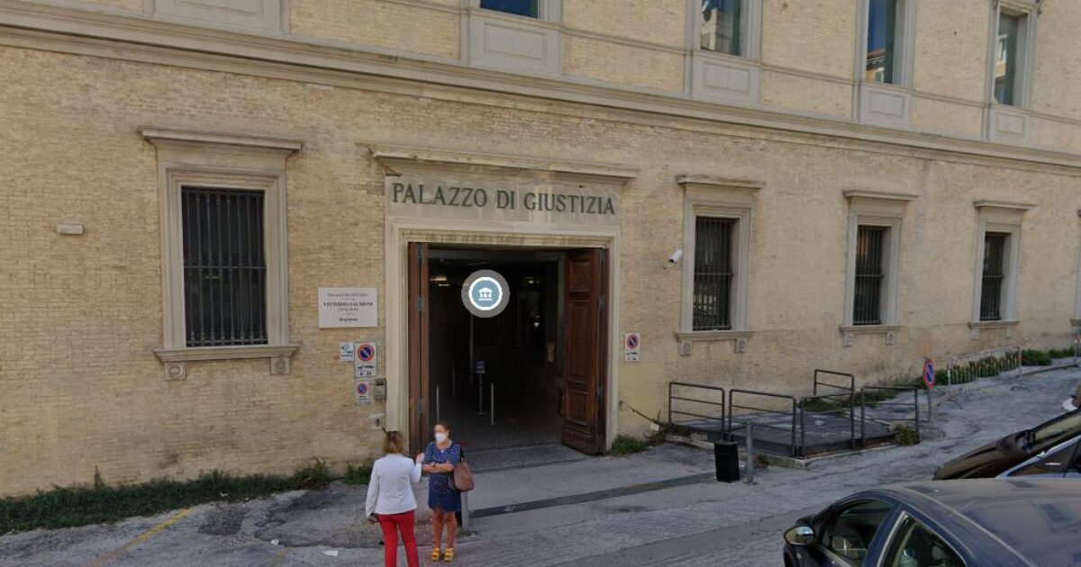 letame davanti al tribunale di ancona e insulti ai magistrati mafiosi infami