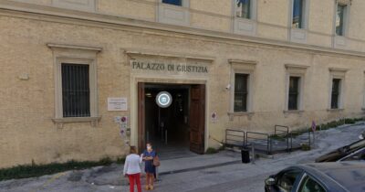 Copertina di Letame davanti al tribunale di Ancona e insulti ai magistrati: “Mafiosi, infami”