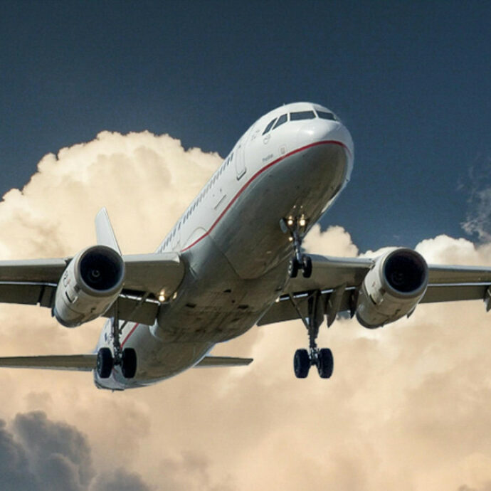 “Questo viaggio è per ricordare a tutti che i sogni sono possibili”: dopo la malattia diventa pilota a 15 anni e fa il giro del mondo in aereo. La storia di Byron Waller