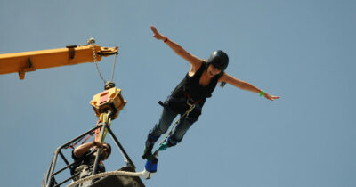 Copertina di “Voleva un selfie come ricordo”: madre muore davanti al figlio precipitando nel vuoto per 90 metri dopo aver fatto bungee jumping