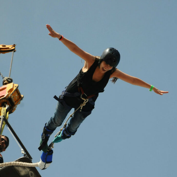 “Voleva un selfie come ricordo”: madre muore davanti al figlio precipitando nel vuoto per 90 metri dopo aver fatto bungee jumping