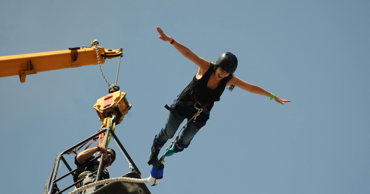 “Voleva un selfie come ricordo”: madre muore davanti al figlio precipitando nel vuoto per 90 metri dopo aver fatto bungee jumping “Voleva un selfie come ricordo”: madre muore davanti al figlio precipitando nel vuoto per 90 metri dopo aver fatto bungee jumping