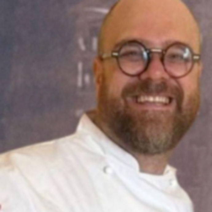 “Da ottobre 2024 a oggi ho perso 60 kg, mi sono sottoposto a un intervento di gastrectomia sleeve. Non è una passeggiata, per un mese ho bevuto liquidi e integratori”: parla lo chef Vitantonio Lombardo