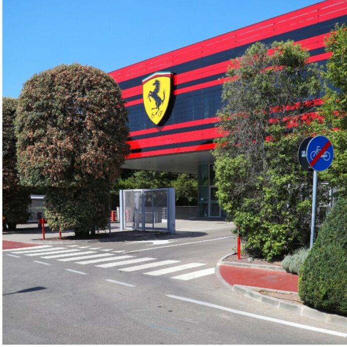 Il Gran Premio di Monza accende il sogno Ferrari: viaggio nel cuore del Cavallino a Maranello, dove le supercar nascono e si “assaggiano”