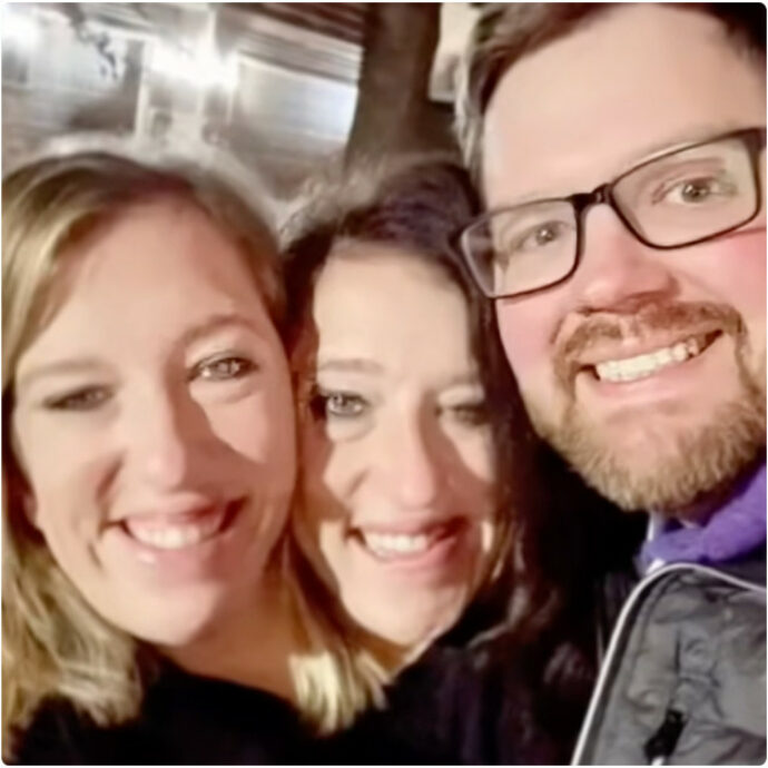 Gemelle siamesi diventano mamme, Abby e Brittany Hensel paparazzate con la new entry in famiglia