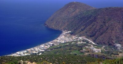 Copertina di “Dopo aver girato il film di Nolan, hanno buttato tutti i materiali di scena nelle acque di Lipari”