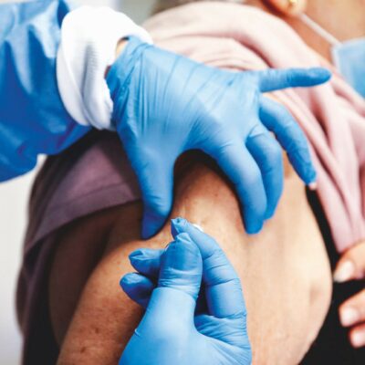 Copertina di Vaccini, offensiva FdI sulle reazioni avverse: “Pm indaghino il Cts”