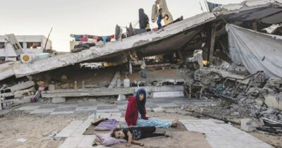 Copertina di Fuggire scalzi, fino al prossimo raid: tra gli sfollati di Gaza City