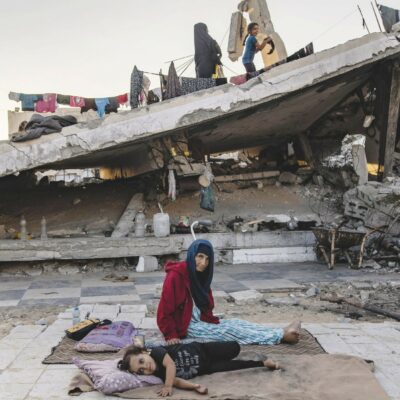 Copertina di Fuggire scalzi, fino al prossimo raid: tra gli sfollati di Gaza City